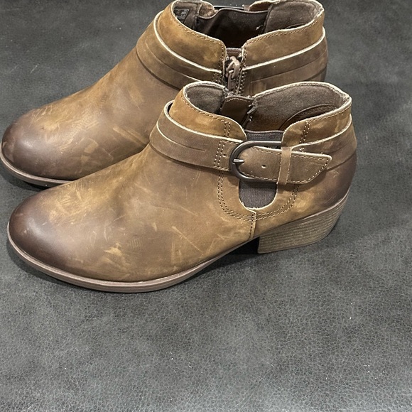 NWOB Clarks Women's Charlten Rae Booties Brown Size 6M - Picture 1 of 5